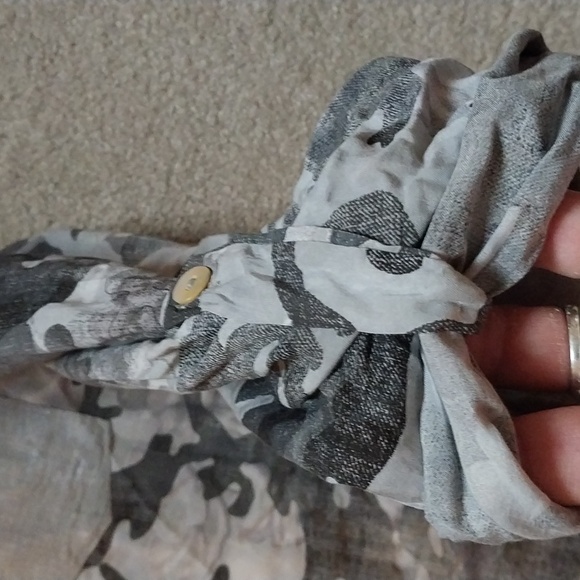 Tempo Paris Blouse xl, dk gray med gray and light gray colors, sm  sequins, camo - Picture 2 of 6